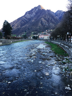 마을 중심을 흐르는 브렘보 강