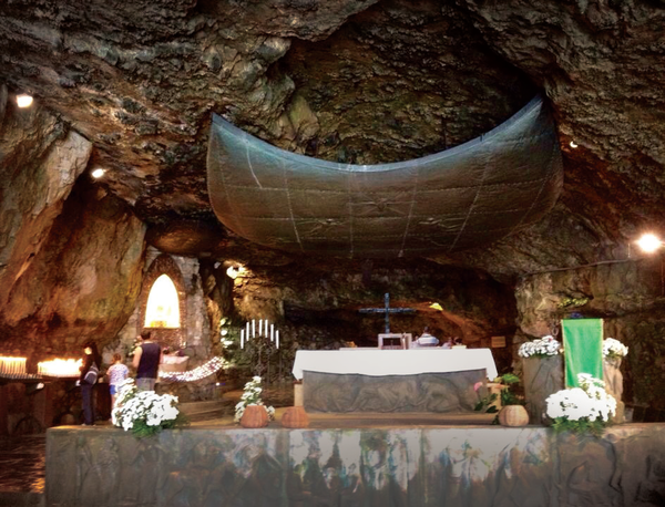 자연동굴 성지 꼬르나부자 내부