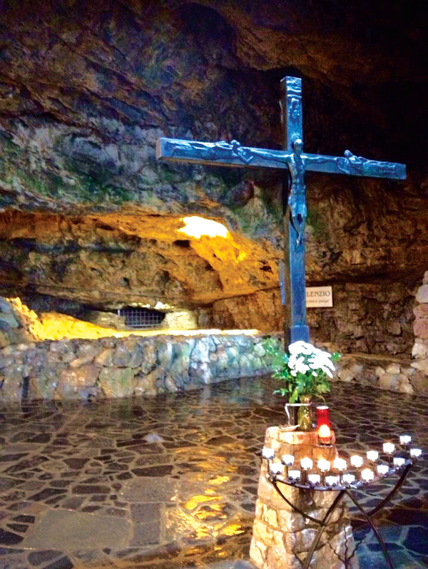 자연동굴 성지 꼬르나부자 내부 십자가와 샘물