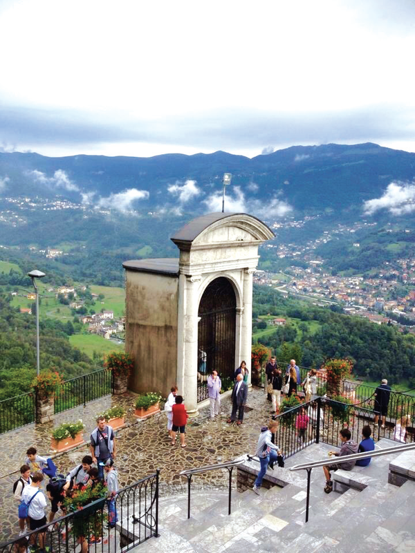 자연동굴 성지 꼬르나부자가 위치한 곳에서바라다 본 발레 이마냐 산속 마을 전경