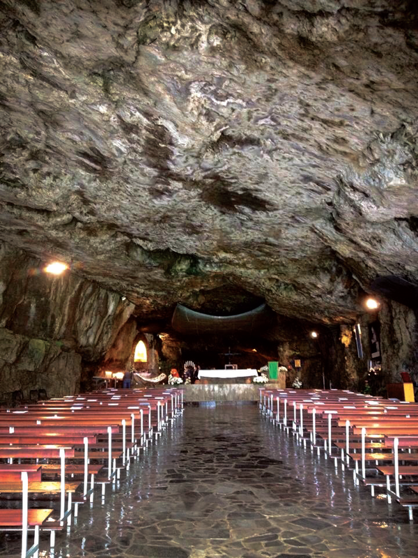 자연동굴 성지 꼬르나부자 내부
