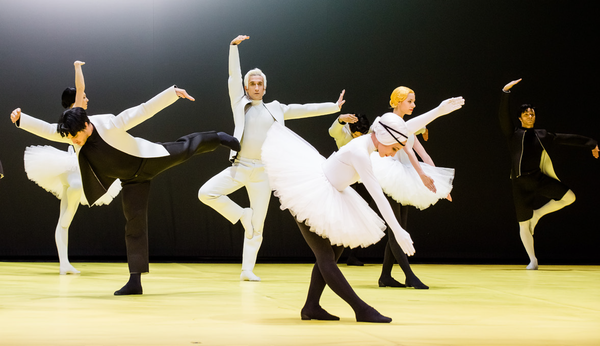 SALUT, Photo : AGATHE POUPENEY / © OPERA NATIONAL DE PARIS