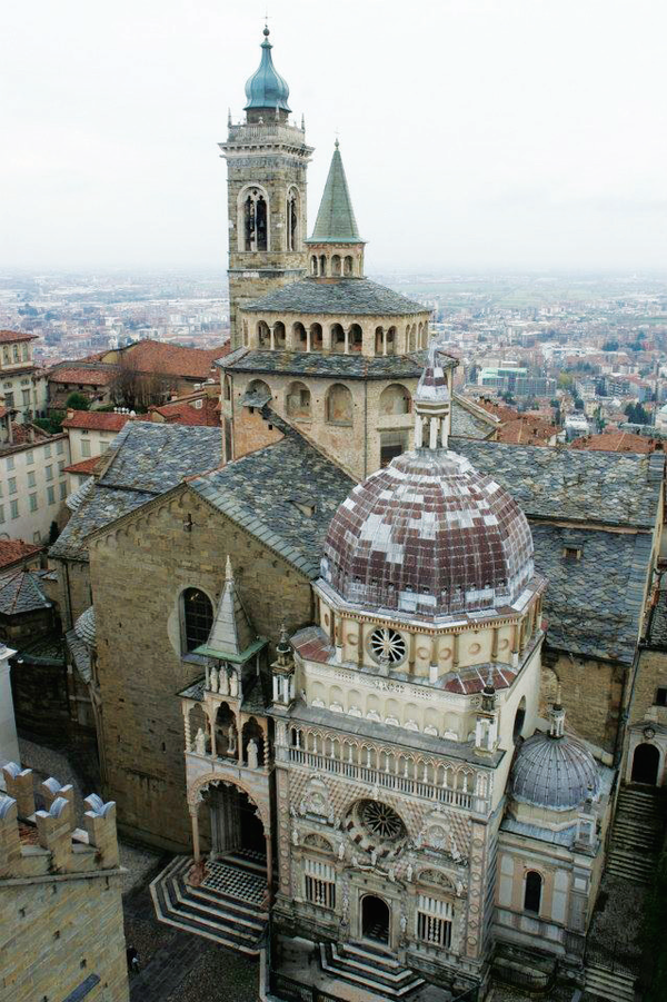 종탑에서 바라본 두오모 광장과 바질리카 디 산타 마리아 마조레 성당
