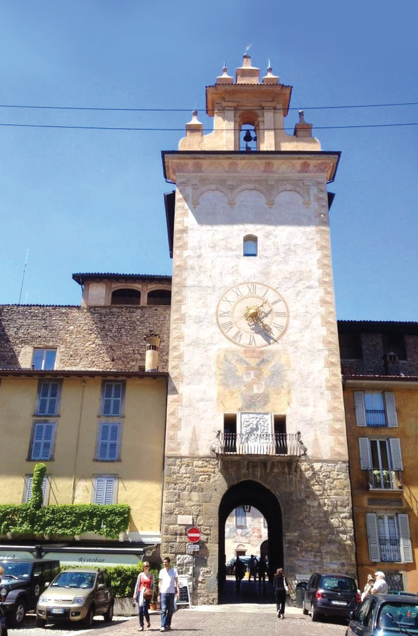 피앗짜 델라 치타델라로 들어가는 입구