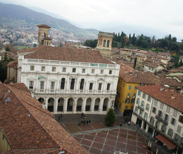 베키아 광장과 레조네 건물