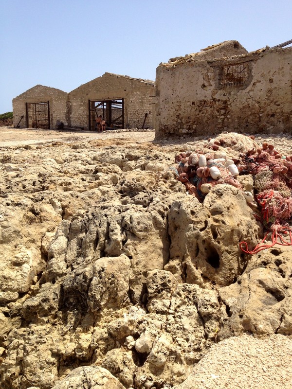 카포파세로 섬에 있는 참치잡이배 도구 보관소 돌집