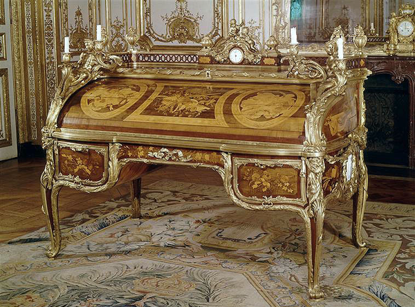 Bureau du roi Louis XV, marqueté. Réalisé par J.F.Oebenet Jean-henry Riesener (maitre en 1768). Château de Versailles