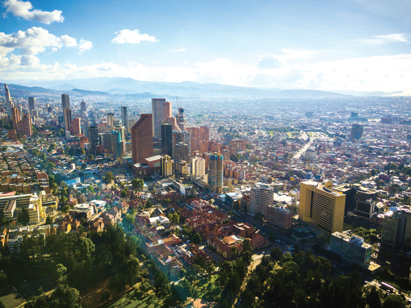 웅대한 산들로 둘러싸인 도시의 감동적인 리듬을 느낄 수 있는 콜롬비아 수도 보고타