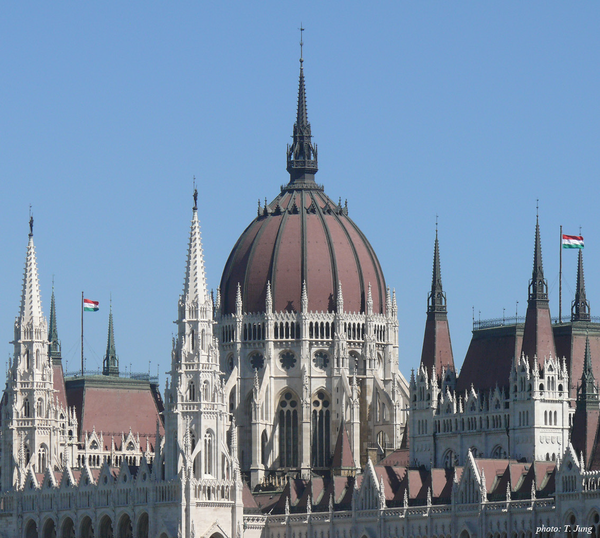 국회의사당의 돔과 첨탑