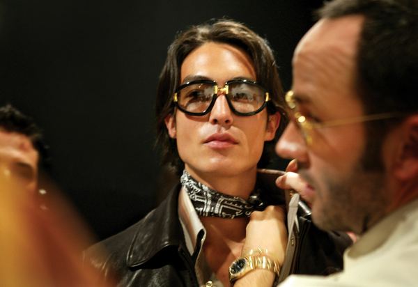 다니엘 헤니와 백스테이지에서의 톰 포드. 밀라노 2003, 무대로 나가기 직전의 컷