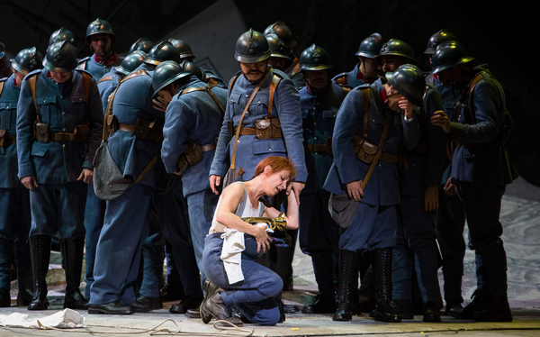 Natalie Dessay (Marie), Juan Diego Florez (Tonio), Alessandro Corbelli (Sulpice) © Opéra national de Paris/ Agathe Poupeney