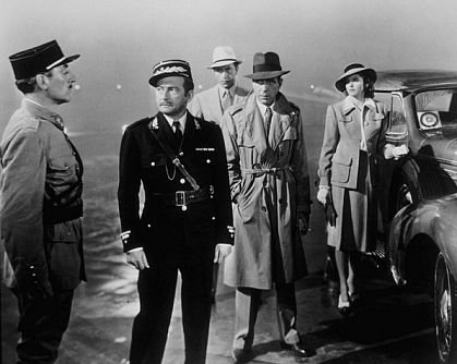 위 사진 속 트렌치코트는 버버리(BURBERRY)사와 직접적인 연관이 없습니다.