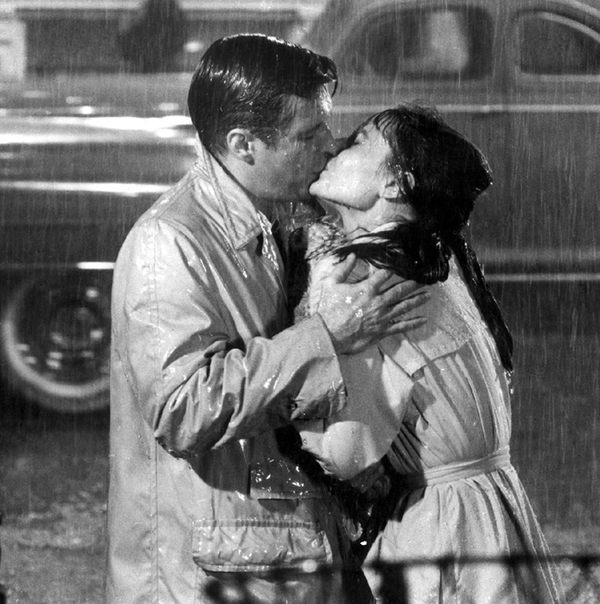 위 사진 속 트렌치코트는 버버리(BURBERRY)사와 직접적인 연관이 없습니다.