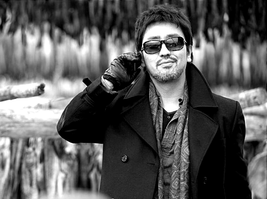 위 사진 속 트렌치코트는 버버리(BURBERRY)사와 직접적인 연관이 없습니다.