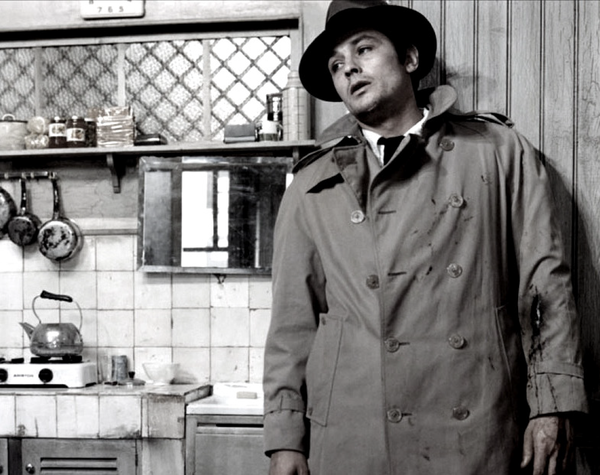 위 사진 속 트렌치코트는 버버리(BURBERRY)사와 직접적인 연관이 없습니다.