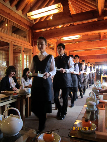 각상차림으로 진행되는 식행사장.1인당 음식을 앞에서 올리는 한국전통서비스형태.