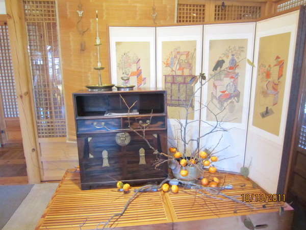 감이 주렁주렁 달린 감나무 꽃장식과 먹감나무 그리고 민화특별전과 유기특별전