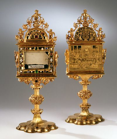 ​천주교는 3제국 때 소장품을 기증 또는 이전받는 등 항상 귀중품의 큰 수집가였다.​