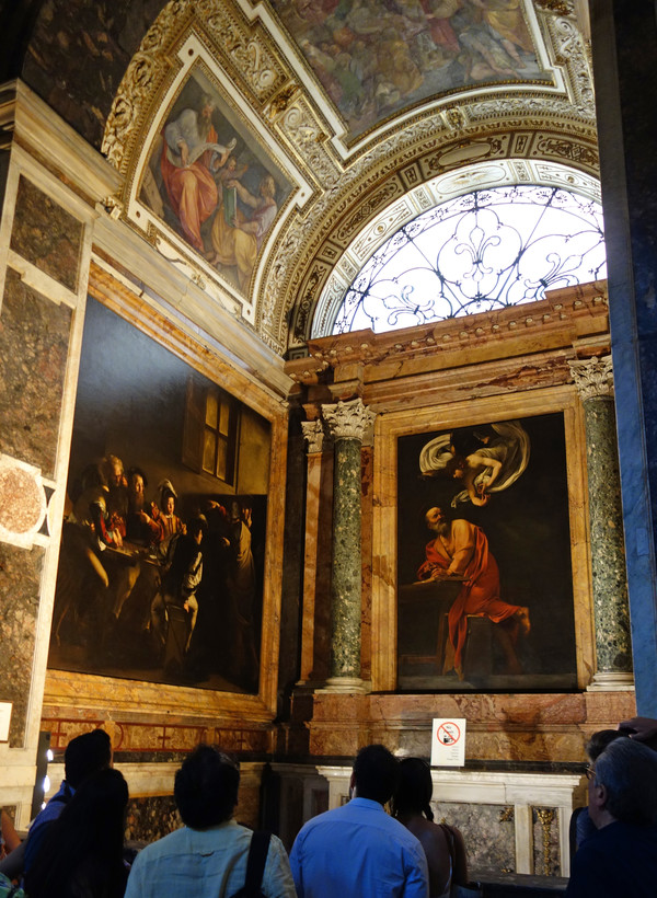 콘타렐리 소예배당. 왼쪽 그림이 '성 마테오를 부르심'이다.