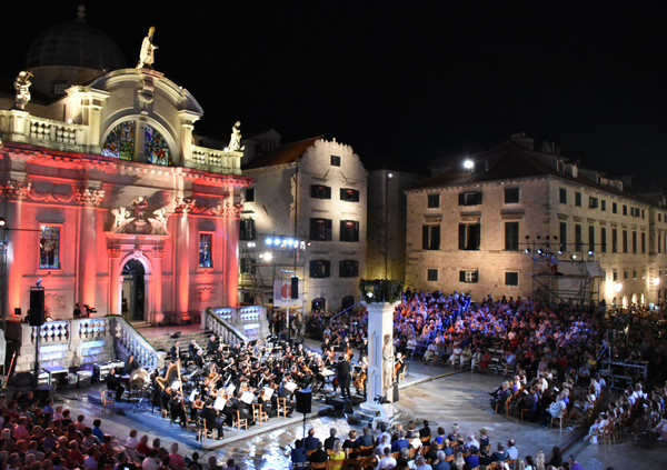 Waving Libertas flags.
