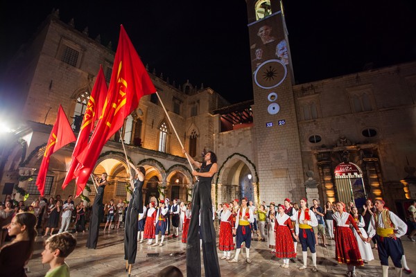 Waving Libertas flags