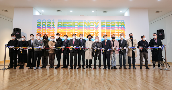 2021 HAF 레지던시페스타 개막식 컷팅 장면. 왼쪽부터 초대작가 손동준, 차정아, 김지윤, 김남표, 박기진, 김승영, 예술감독 김윤섭, 경주문화재단 대표 오기현, 경주시장 주낙영, 한국수력원자력 사장정재훈, 초대작가 박대성, 안창홍, 전)경주시의회 의장 권영길, 경주미술협회 회장 최영조, 경주예총 회장 김상용, 초대작가 임태규, 진마이어슨, 크리스로