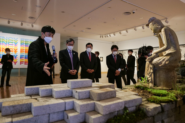 03. 2021 한수원아트페스티벌 레지던시페스타 작품을 설명하는 김윤섭 예술감독. 오른쪽으로 한국수력원자력 정재훈 사장, 경주