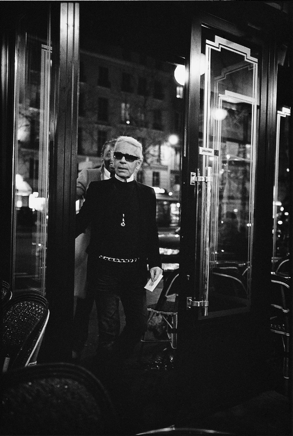 샤넬패션쇼를 마치고 카페 드 플로르에 들어서는 칼 라거펠트, 보그 코리아