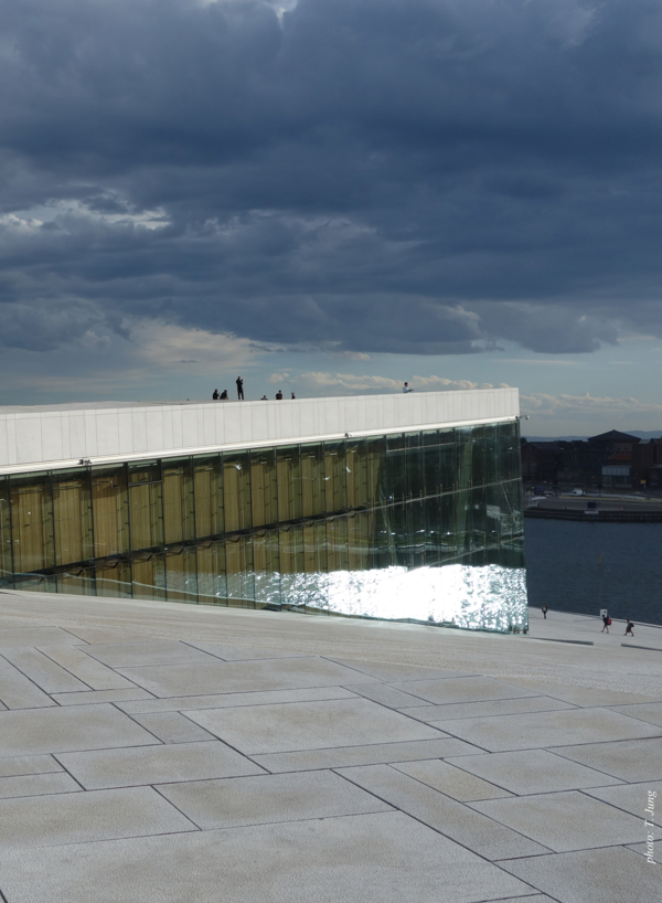 바다와 지붕으로도 연결되는 완만한 경사의 램프