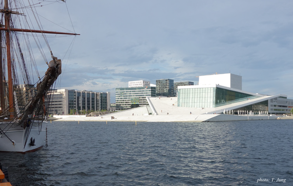 빙산이 육지에 얹혀있는 모습의 오슬로 오페라하우스