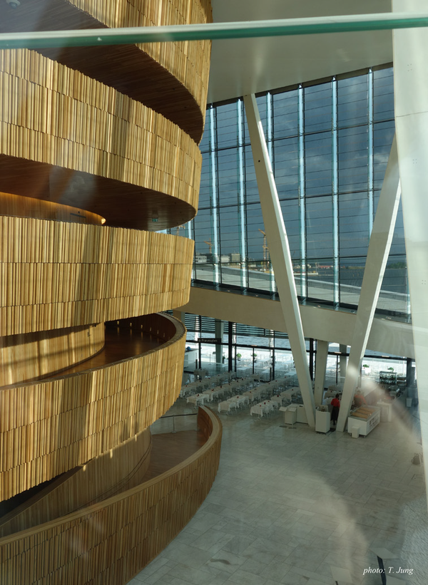 북유럽 특유의 산뜻한 디자인의 로비 공간