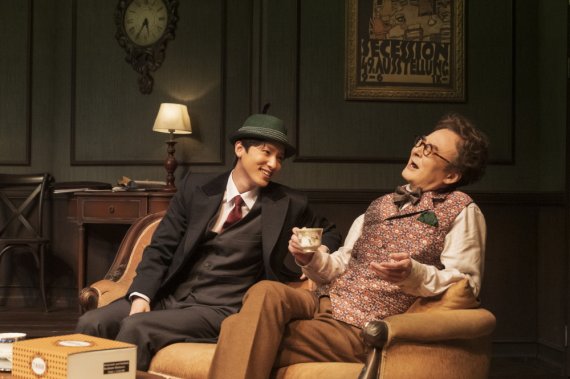 음악극 '올드 위키드 송'의 한 장면. 배우 남명렬(오른쪽)과 정휘