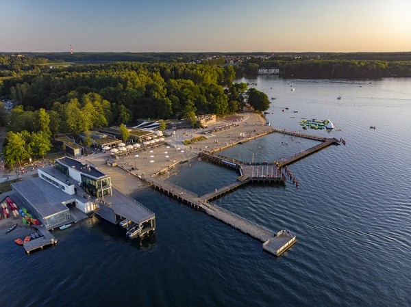 Plaza-Miejska-nad-Jeziorem-Ukiel fot worldisbeautifuleu