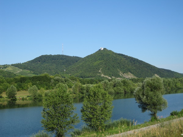 Danube강에서 바라본 Kahlenberg와 Leopoldsberg