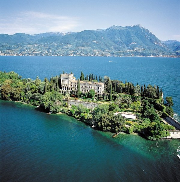 Garda Lake- Building of isola del Garda