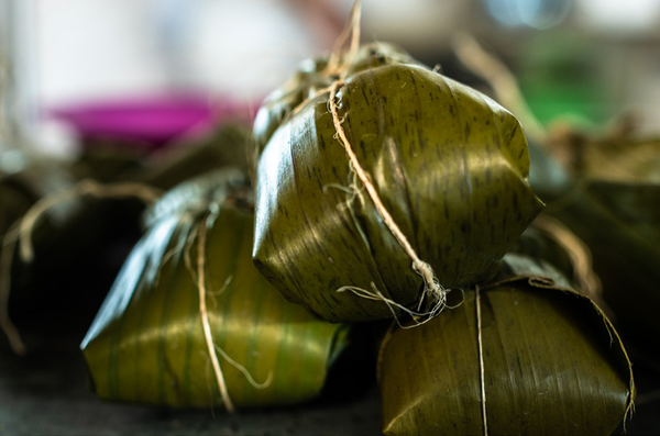 타말 (바나나 잎이나 옥수수 잎으로 말아 찐 옥수수 가루 빵)