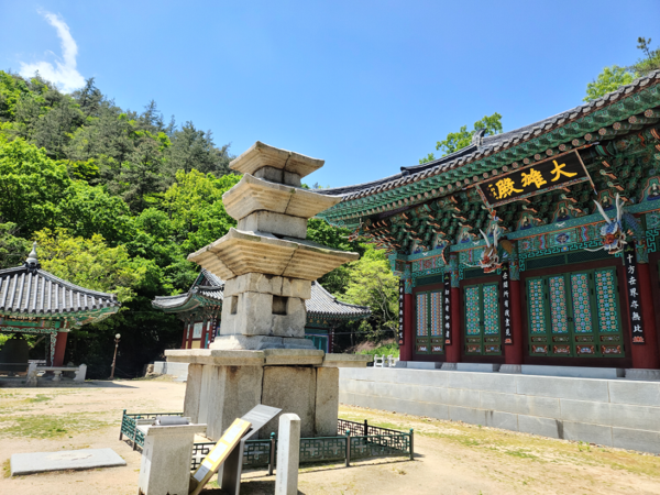 대웅전과 삼층석탑