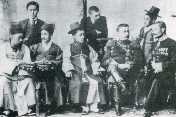 러시아 사절단 기념사진,앞줄 왼쪽부터 김득련, 윤치호, 민영환, 러시아 무관 파스코프, 러시아 외무관리 플랑콘. 뒷줄 왼쪽부터 김도일,~