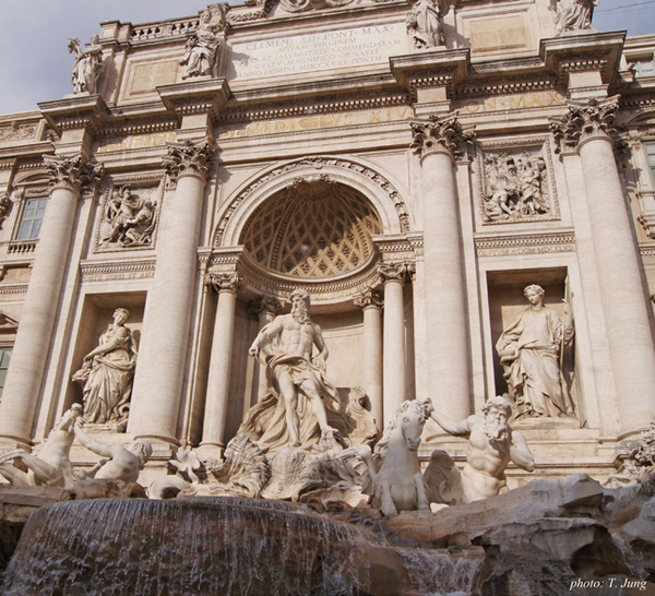 역동적인 조각이 돋보이는 트레비 분수