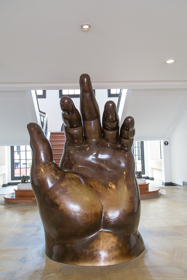 보테로 미술관의 시그니처 손 동상_사진제공_ Sebastian Sanint  www.ssanint.com