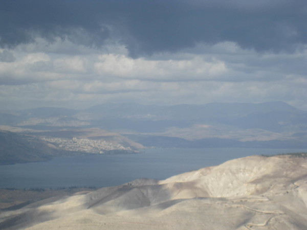 움카이스에서 바라본 갈릴리호수와 도시 티베리아스. 