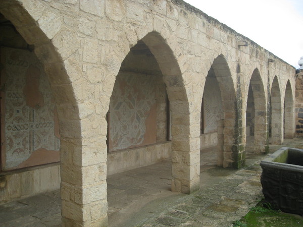 움카이스박물관 주랑 안벽에 보이는 모자이크