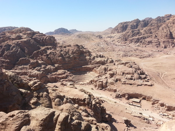 맞은편 산에 오르면 8천 명을 수용하는 원형극장이 한가운데 보인다. 바위를 통으로 깎아 만들었다고 한다. 