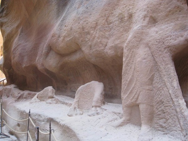 수로 앞에 조각상의 흔적