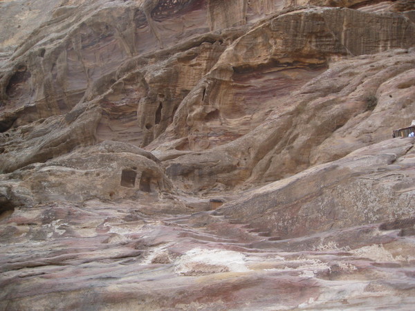 알 데이르로 가는 바위산을 다듬어 만든 계단은 꺾이는 각도마다 새로운 경관을 보인다. 