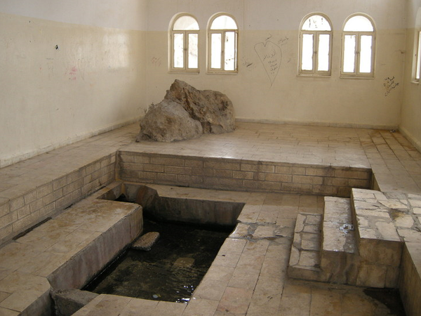 모세가 지팡이로 내리쳐 갈라졌다는 바위 아래 므리바 샘