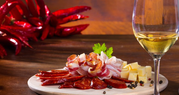 Graševina white wine paired with salami, pancetta and cheese
