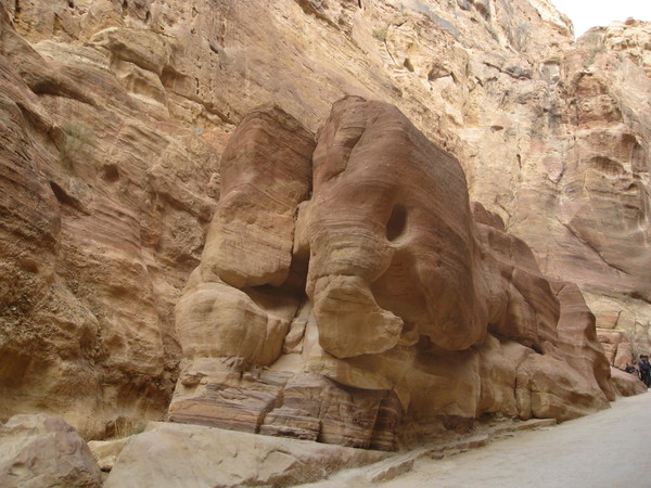 시크 안의 이 석상은 앞에서 보면 코끼리, 옆에서 보면 물고기 조각상으로 유명하다.