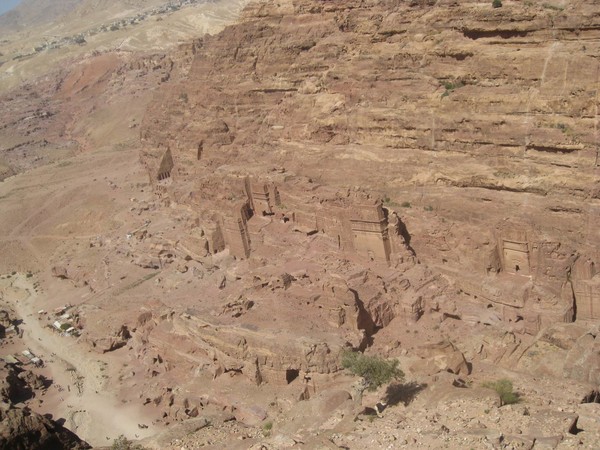 High Place에서 내려다 본 페트라. 동굴은 무덤과 집, 관공서 등 다양하게 쓰였다.