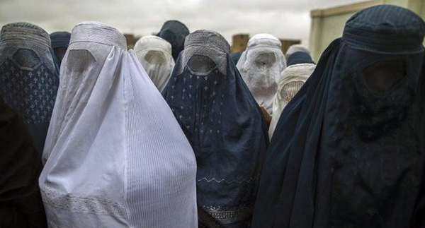 이슬람 여성들의 전통복식 중 부르카